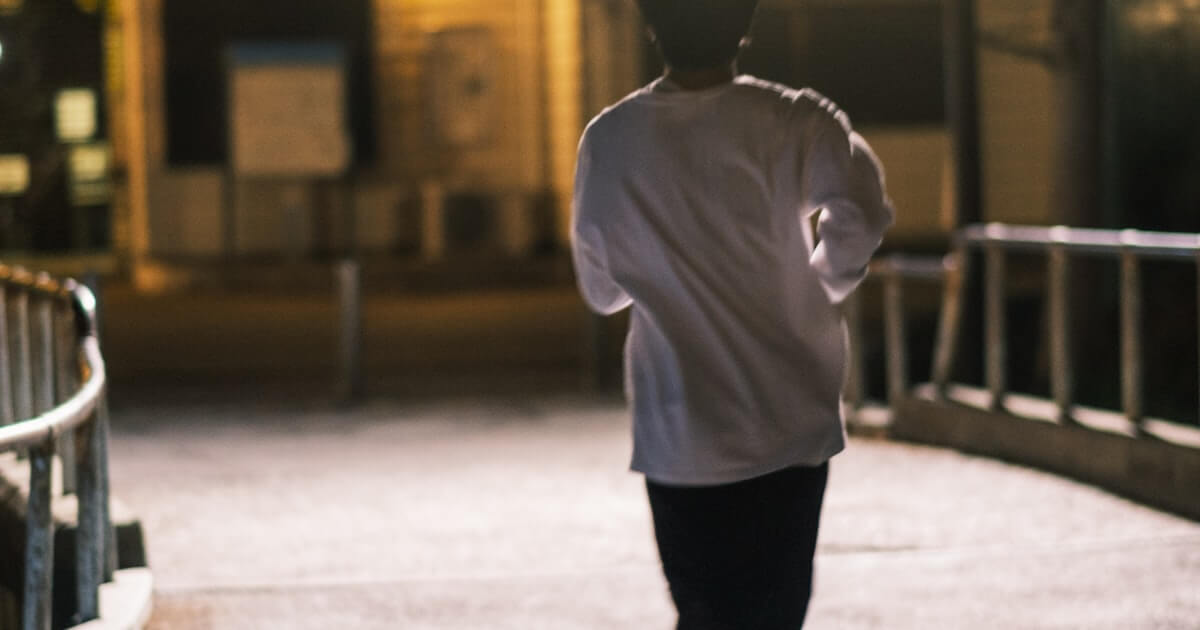夜跑安全指南：反光装备、路线与配速全攻略